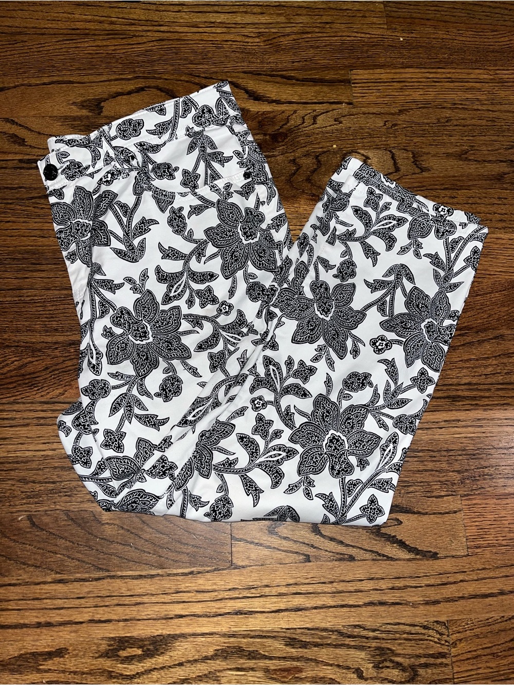 Black & White Floral  slim leg crop pants Chico addition size 12
